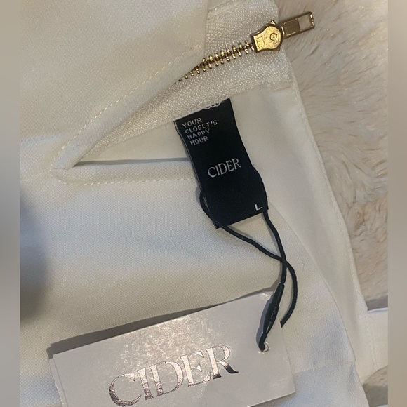 Two solid V-wire tank tops NWT - Picture 9 of 12